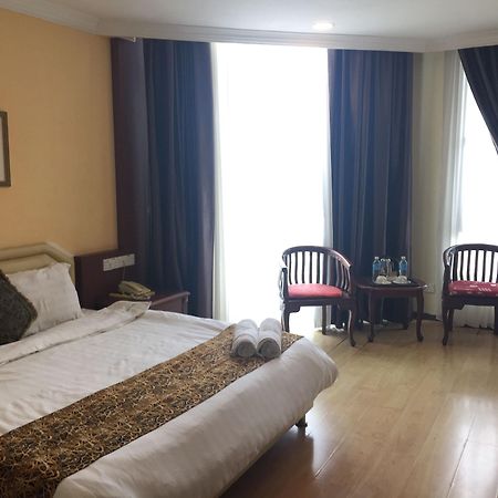 Regal Court Hotel Кучинг Екстериор снимка