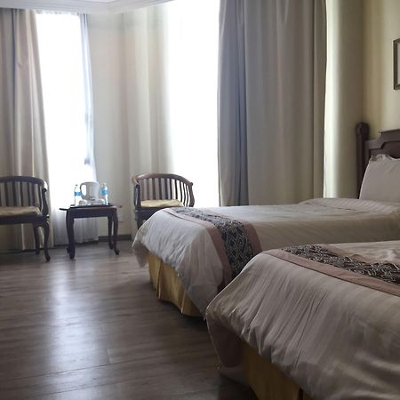 Regal Court Hotel Кучинг Екстериор снимка
