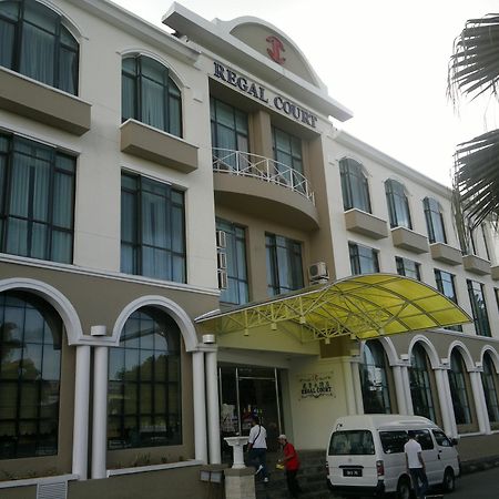 Regal Court Hotel Кучинг Екстериор снимка