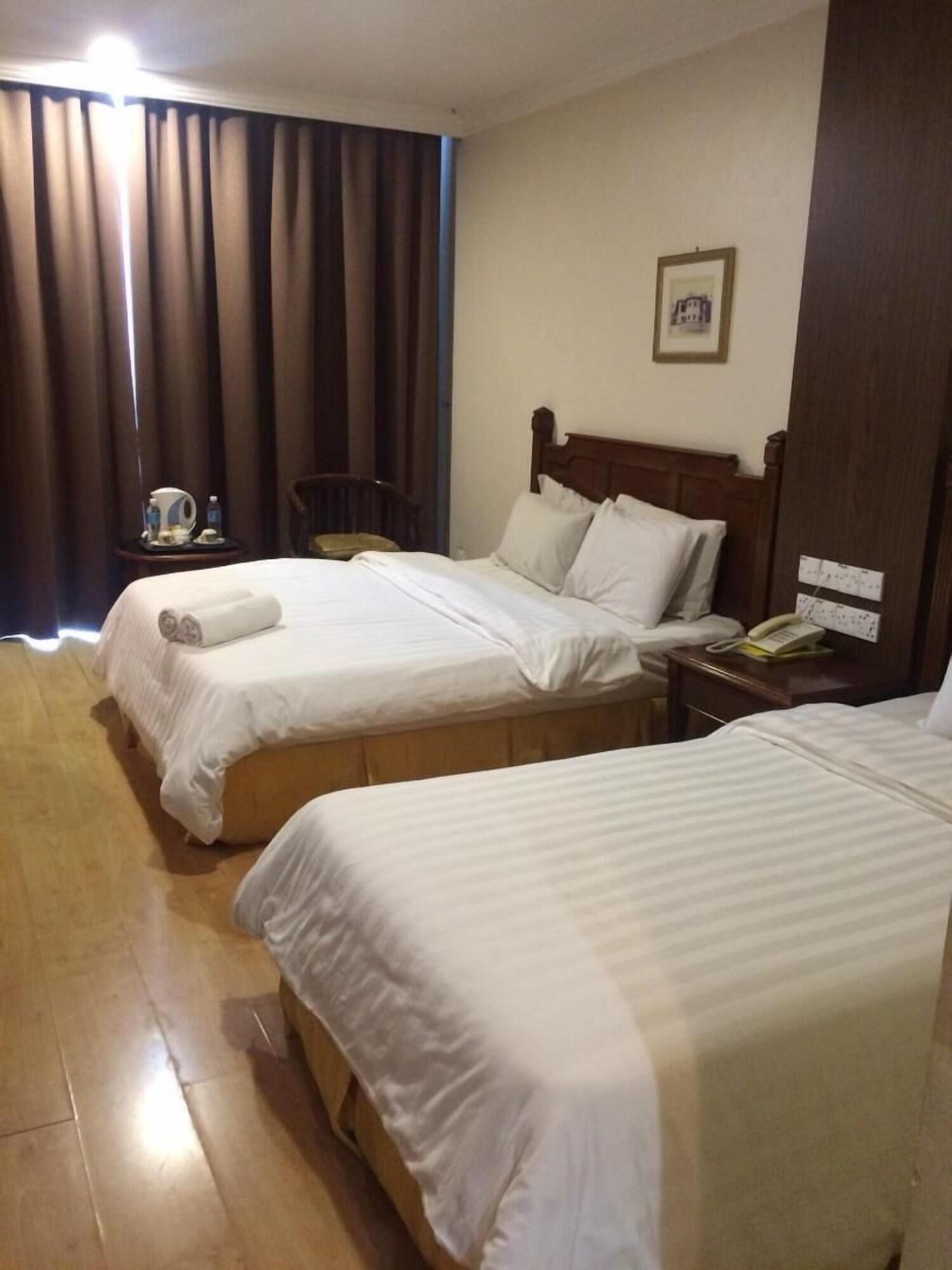 Regal Court Hotel Кучинг Екстериор снимка