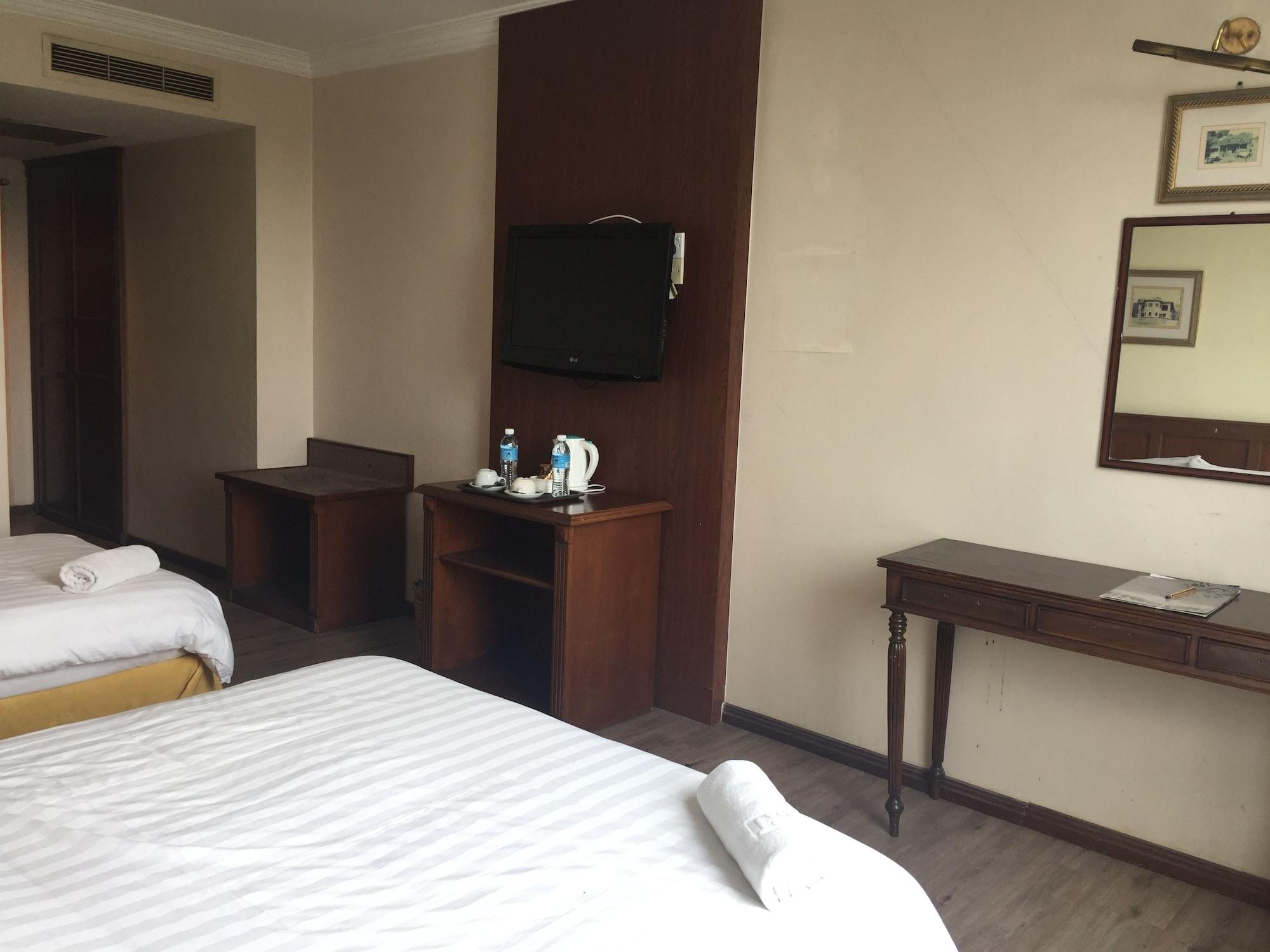 Regal Court Hotel Кучинг Екстериор снимка