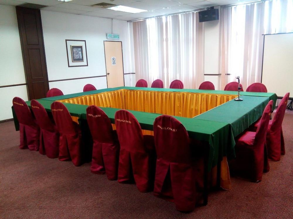 Regal Court Hotel Кучинг Екстериор снимка