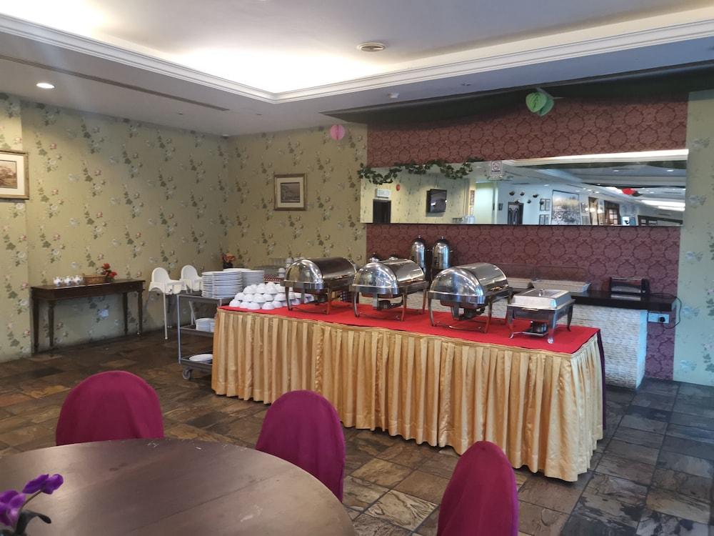 Regal Court Hotel Кучинг Екстериор снимка