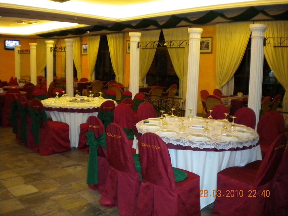 Regal Court Hotel Кучинг Екстериор снимка