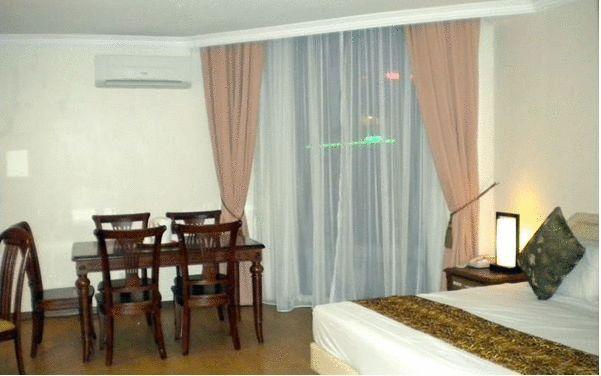 Regal Court Hotel Кучинг Стая снимка