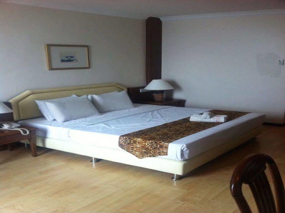 Regal Court Hotel Кучинг Екстериор снимка