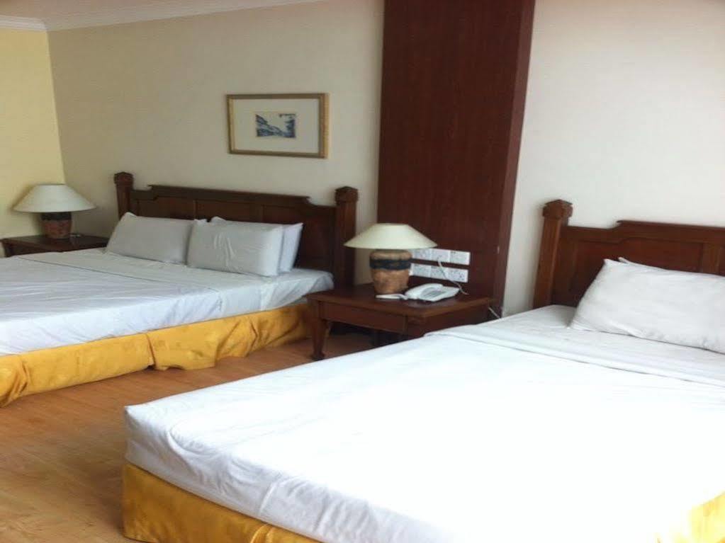 Regal Court Hotel Кучинг Екстериор снимка