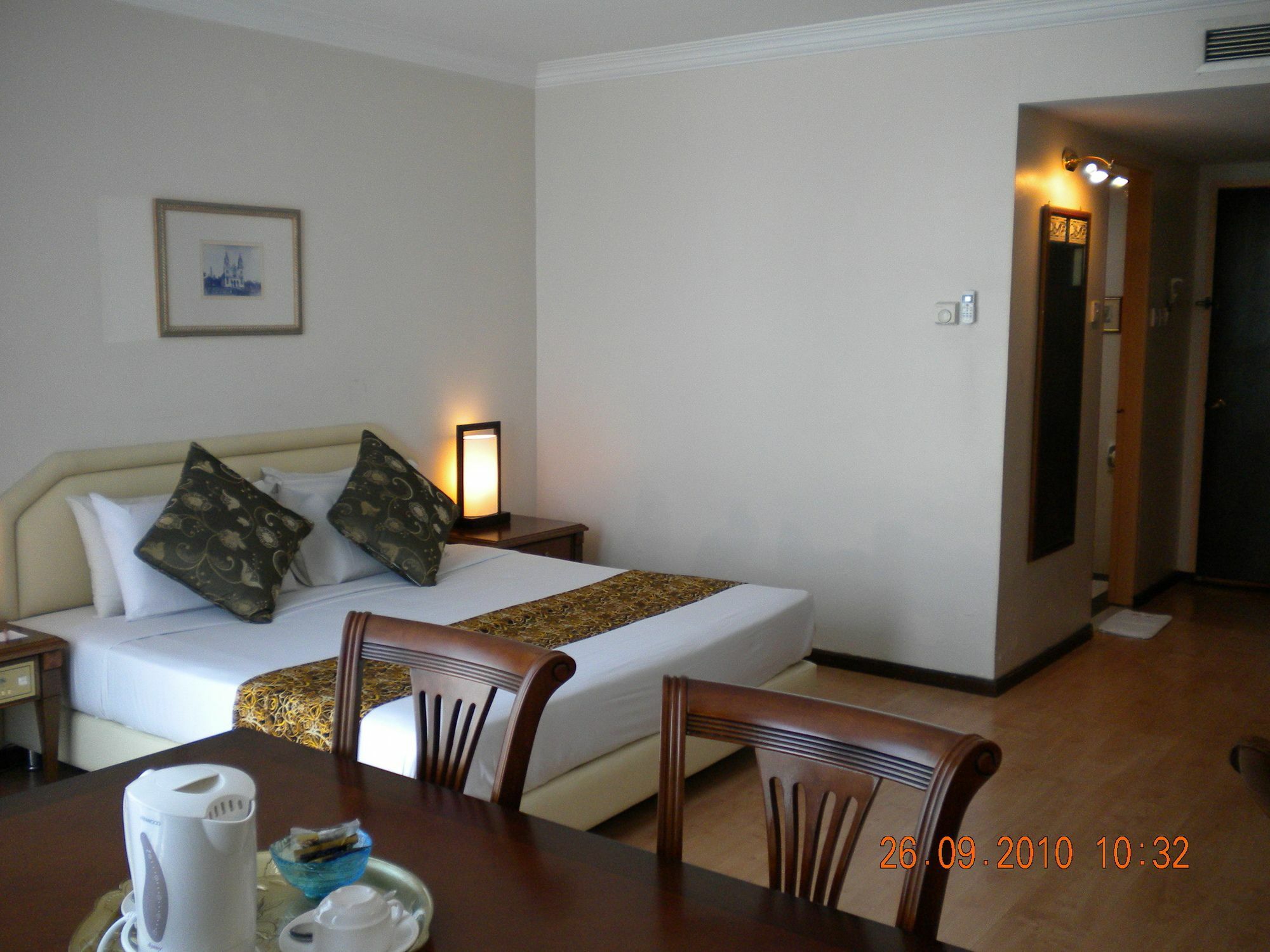 Regal Court Hotel Кучинг Екстериор снимка