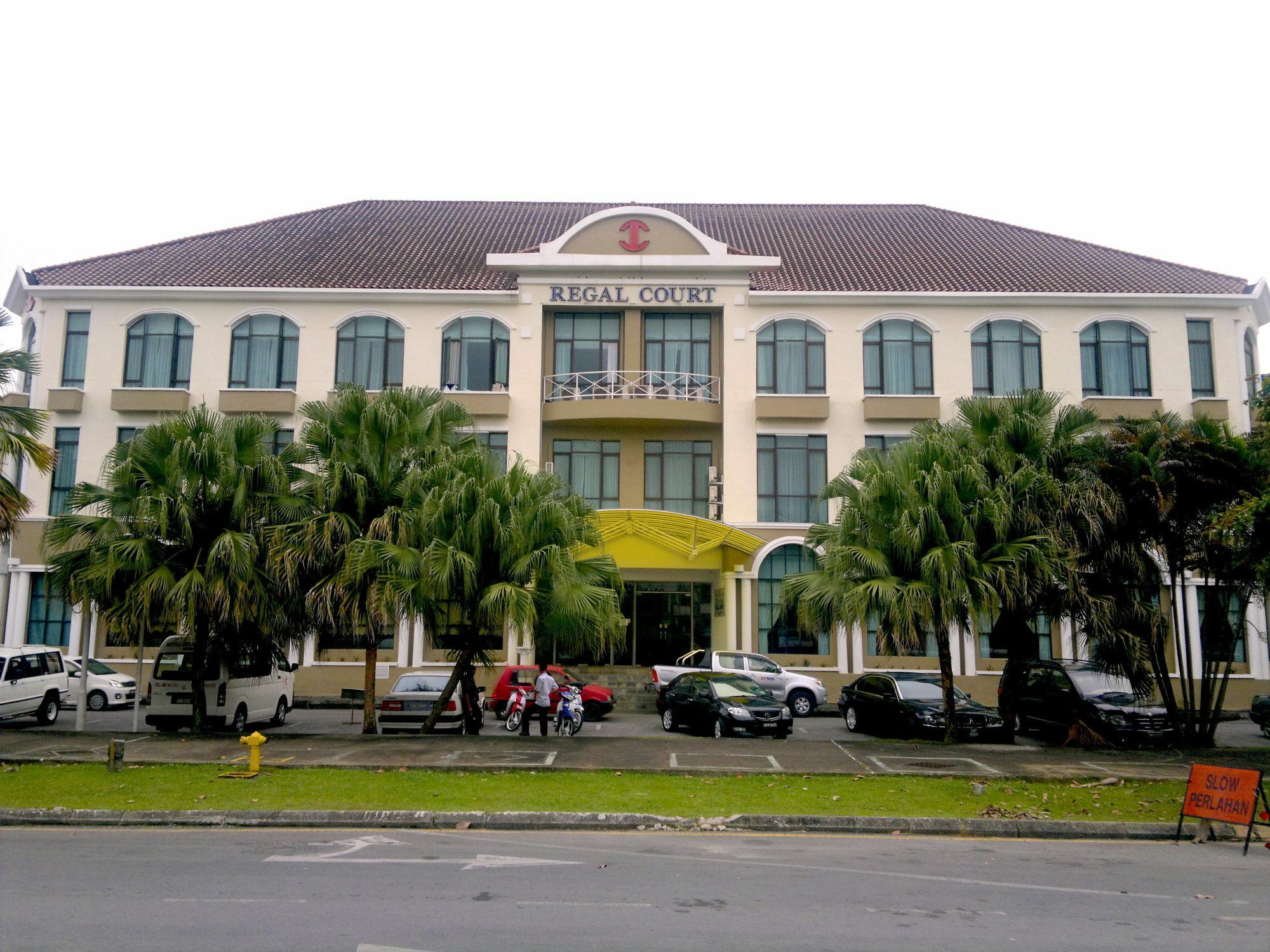 Regal Court Hotel Кучинг Екстериор снимка